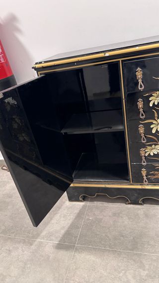 Vitrina Japonesa Negra y Dorada