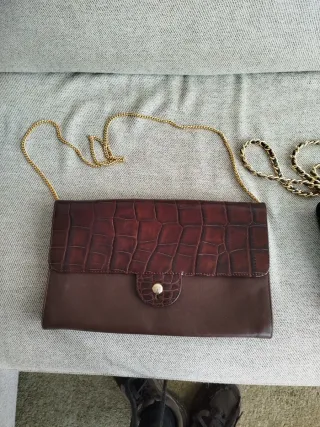 Bolsos de mano negros y marrones