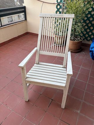 Dos sillas de jardín de madera blanca