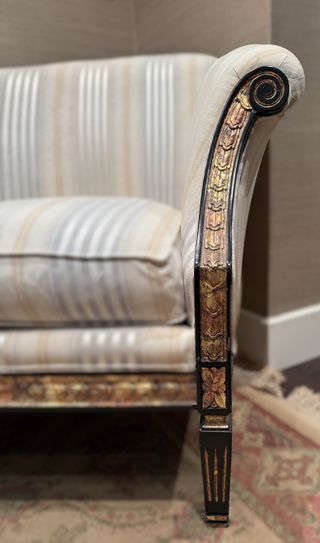 2 ButacaS de salón elegantes con detalles dorados