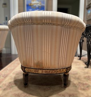 2 ButacaS de salón elegantes con detalles dorados