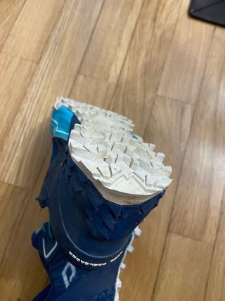 Zapatilla trail Dinafit feline.