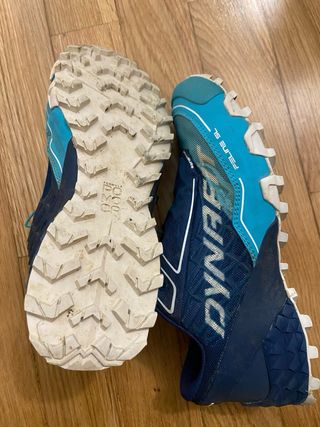 Zapatilla trail Dinafit feline.