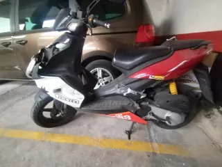 Moto Scooter Aprilia Negra