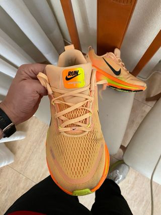 Zapatillas Nike Vomero Naranja y Amarillo