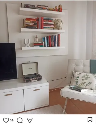 Librería blanca de madera