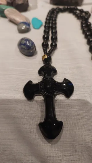 Collar Cruz Obsidiana Natural Negra y Dorada