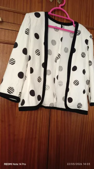 Traje de chaqueta lunares blanco y negro