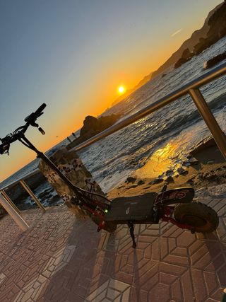 Patinete eléctrico con luces LED