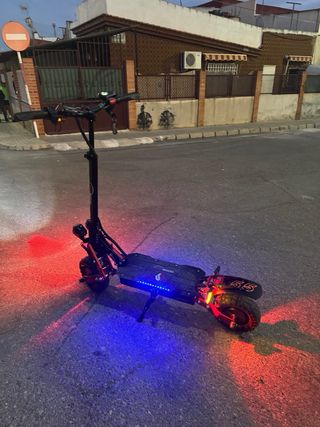 Patinete eléctrico con luces LED
