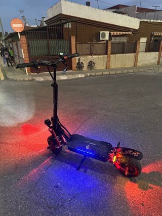 Patinete eléctrico con luces LED