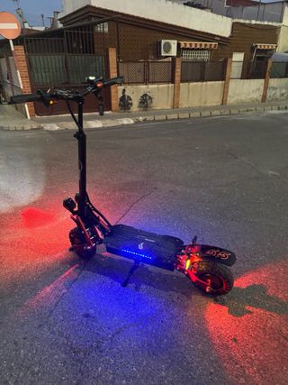 Patinete eléctrico con luces LED