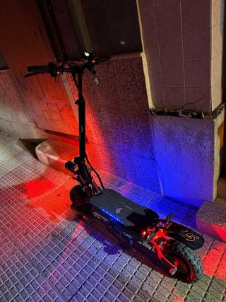 Patinete eléctrico con luces LED