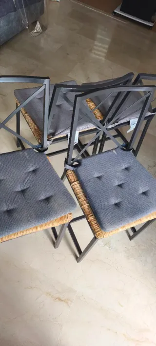 Mesa de comedor cristal y metal con 4 sillas