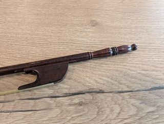 Arco barroco francés de viola da gamba