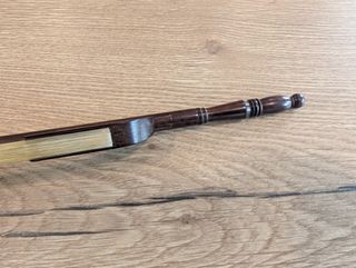 Arco barroco francés de viola da gamba