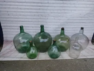 Damajuanas de vidrio verdes y transparentes