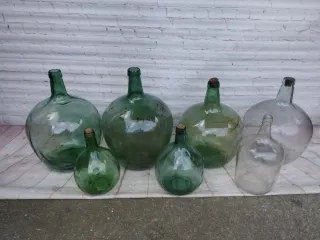 Damajuanas de vidrio verdes y transparentes