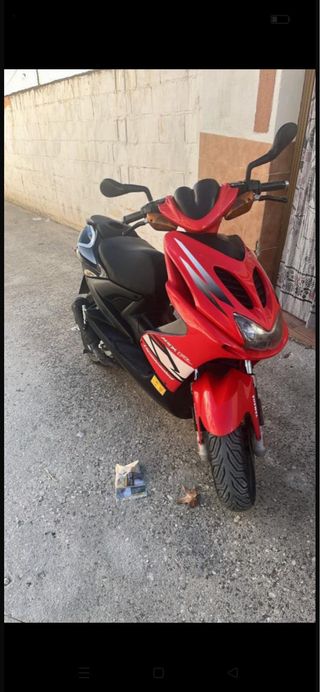 Yamaha Aerox Roja y Negra