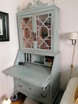 Escritorio antiguo azul con vitrina