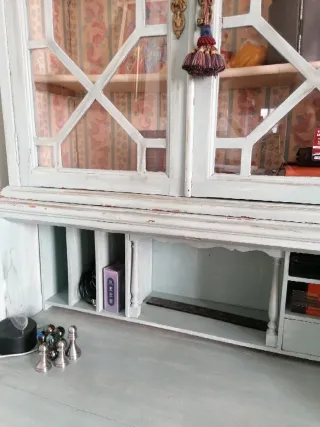 Escritorio antiguo azul con vitrina