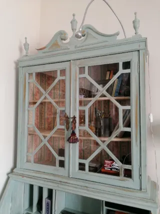 Escritorio antiguo azul con vitrina