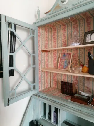 Escritorio antiguo azul con vitrina