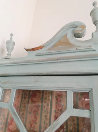 Escritorio antiguo azul con vitrina