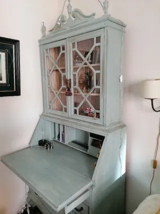 Escritorio antiguo azul con vitrina