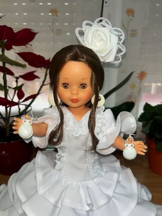 Muñeca Nancy con Bata de cola artesanal blanca