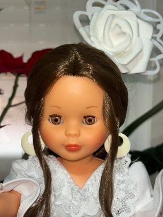 Muñeca Nancy con Bata de cola artesanal blanca