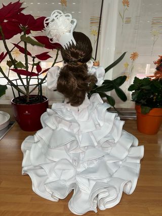 Muñeca Nancy con Bata de cola artesanal blanca