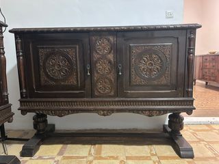 Mueble de madera maciza tallado a mano