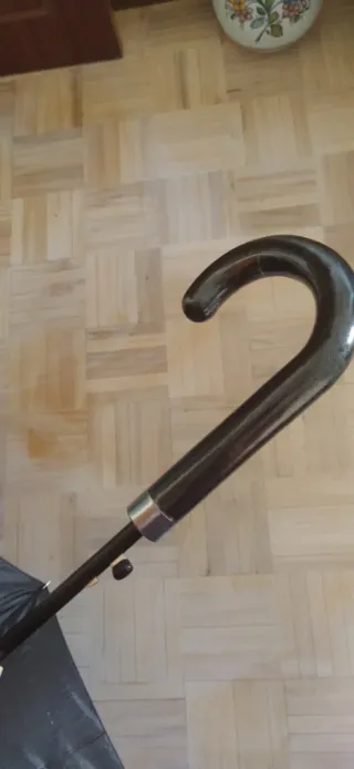 Paraguas negro sin estrenar. Tiene funda.