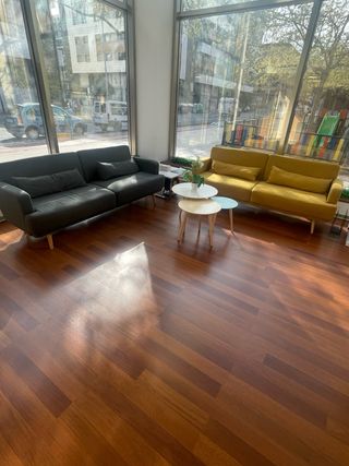 Sofá gris y mesa estilo moderno