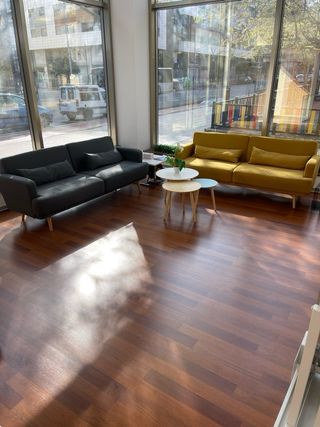 Sofá gris y mesa estilo moderno