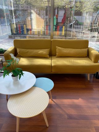 Sofá gris y mesa estilo moderno