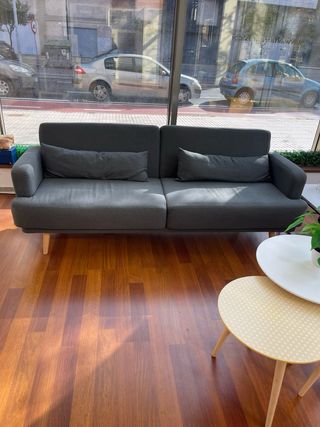 Sofá gris y mesa estilo moderno