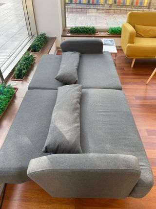 Sofá gris y mesa estilo moderno