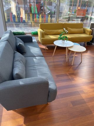 Sofá gris y mesa estilo moderno