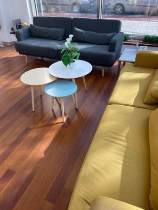 Sofá gris y mesa estilo moderno