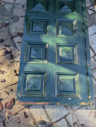 Puerta de hierro verde con paneles