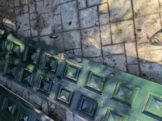 Puerta de hierro verde con paneles