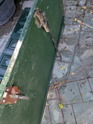 Puerta de hierro verde con paneles