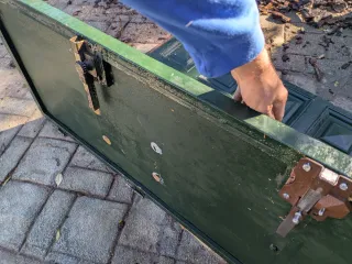 Puerta de hierro verde con paneles