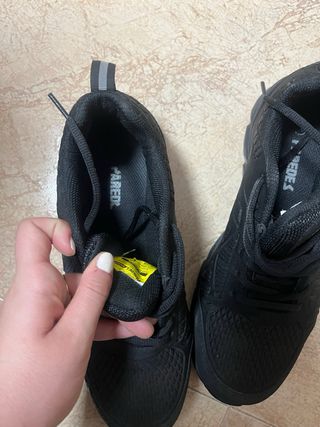 Zapatos de seguridad negros.