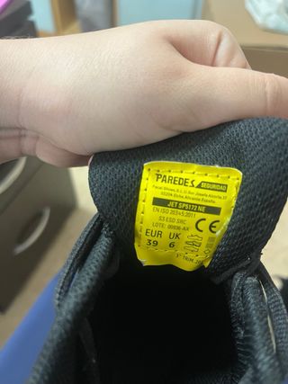 Zapatos de seguridad negros.