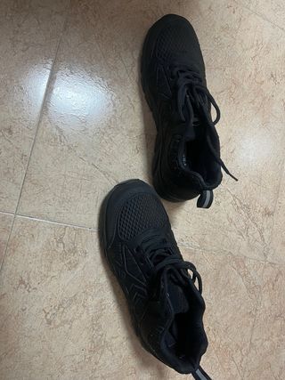Zapatos de seguridad negros.