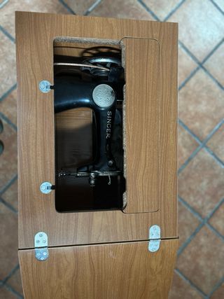 Máquina de coser Singer con mueble