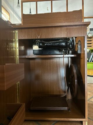 Máquina de coser Singer con mueble